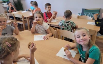 Starszaki pieką ciasteczka